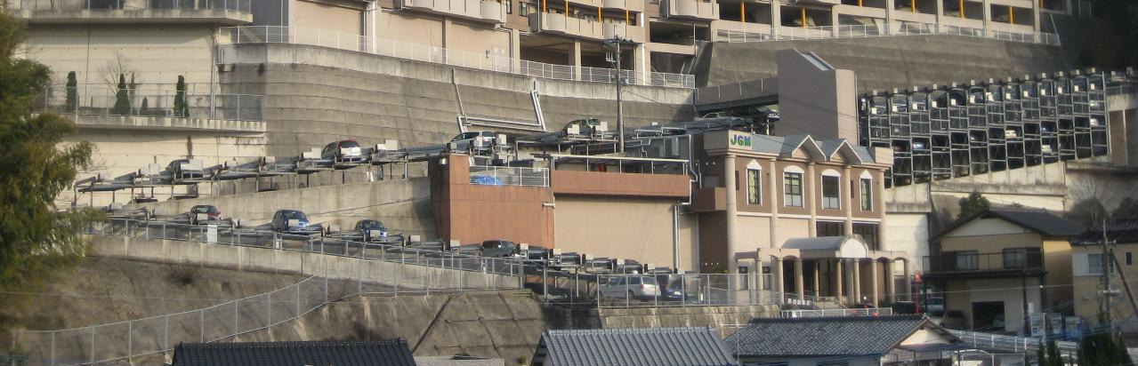 勾配のあるマンション通路への駐車場設置
